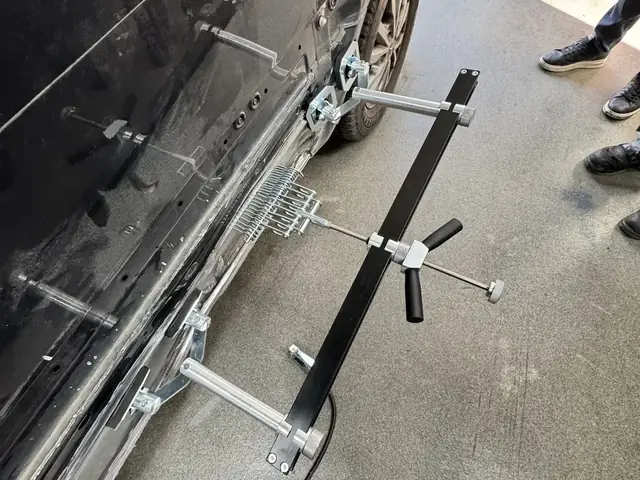 Ausbeulbrücke im Einsatz an der Karosserie
