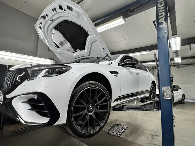 Fahrzeug mit geöffneter Motorhaube auf der Hebebühne