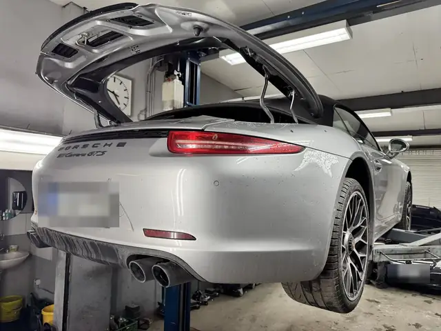 Sportwagen auf der Hebebühne in der Werkstatt