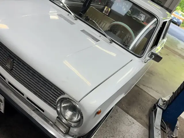 Oldtimer auf der Hebebühne – auch Klassiker werden betreut