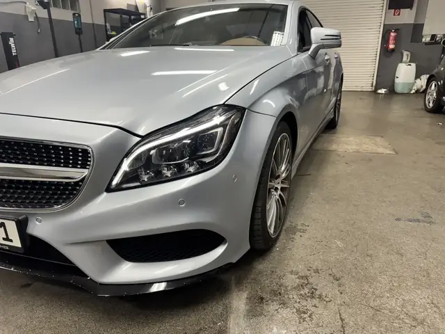 Mercedes CLS in der Werkstatthalle