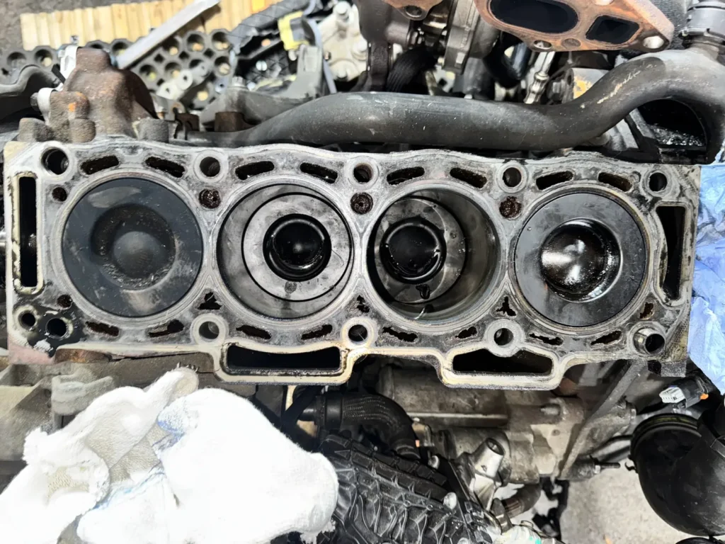 Geöffneter Motorblock bei der Instandsetzung