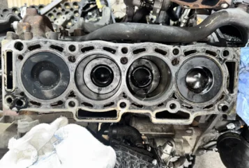 Geöffneter Motorblock bei der Instandsetzung