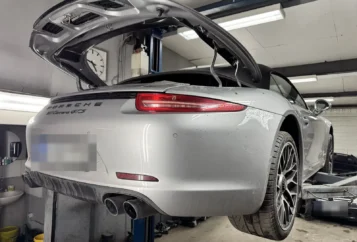 Fahrzeug auf der Hebebühne – Arbeiten an der Abgasanlage von unten
