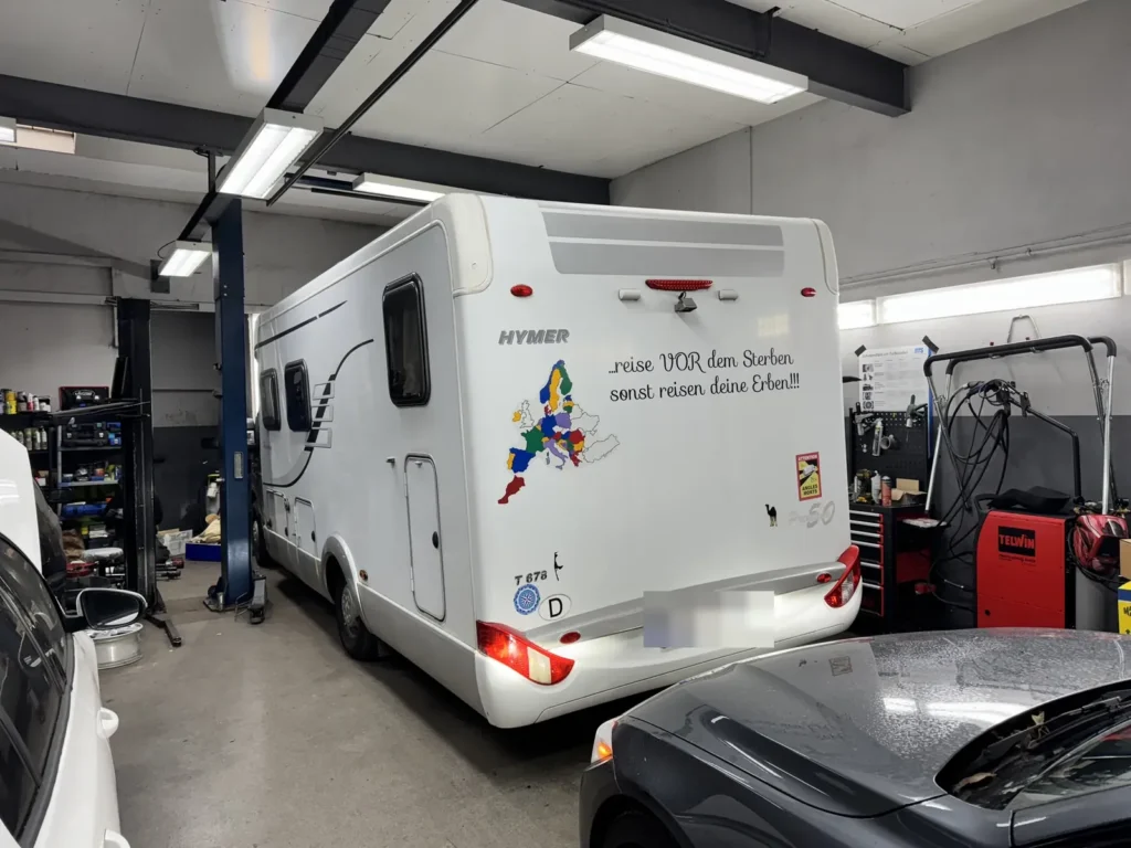 Wohnmobil in der Werkstatthalle von E&O Autoservice
