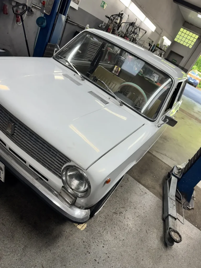 Oldtimer auf der Hebebühne in der Werkstatt