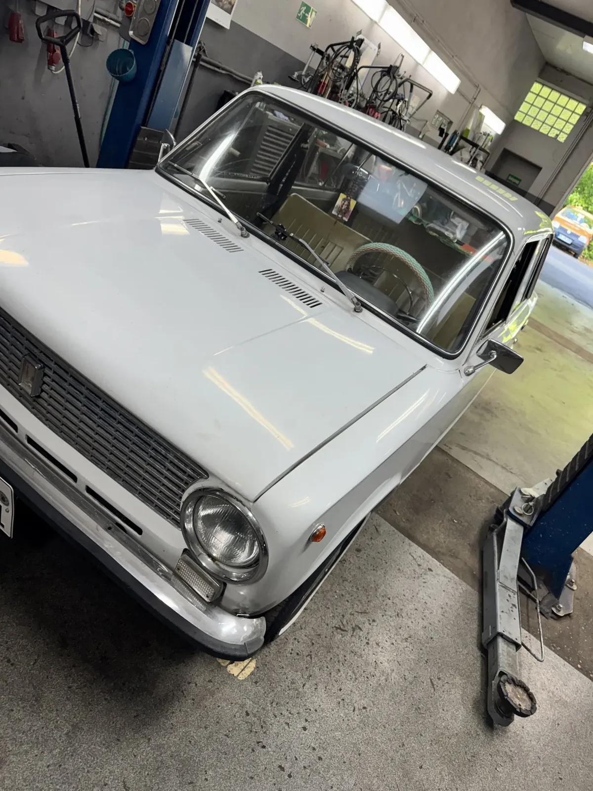 Oldtimer auf der Hebebühne – auch Klassiker werden betreut